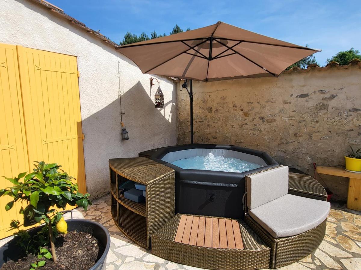 Bed and Breakfast Domaine De La Sarrotte Saugon Exterior foto
